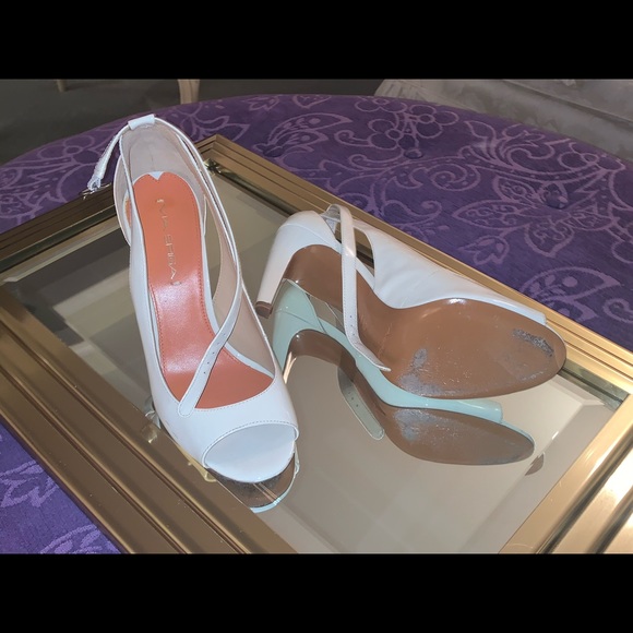 Beautiful White Shoes - Picture 5 of 11